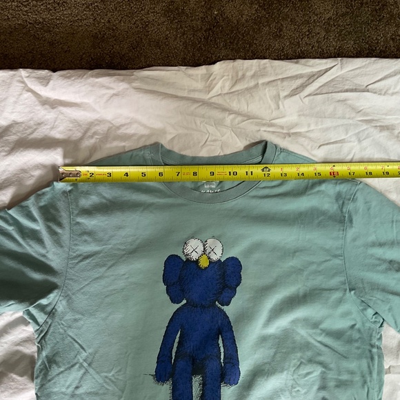 Uniqlo X KAWS Collab Tshirt size small - Picture 8 of 8